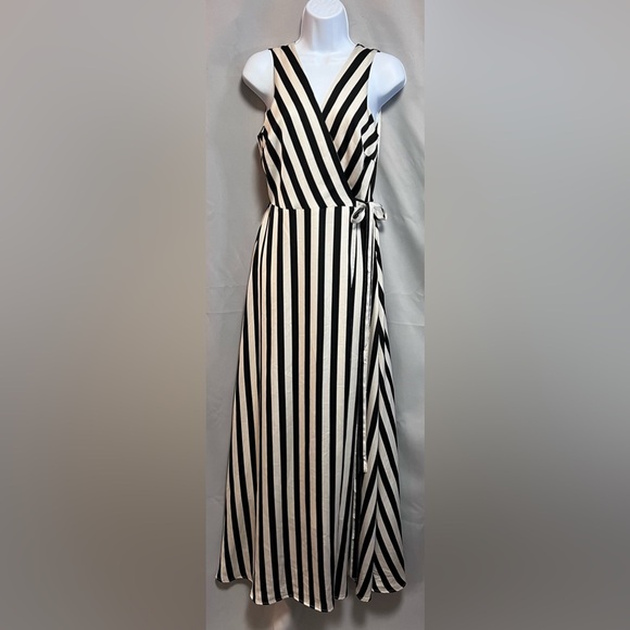 TCEC Dresses & Skirts - TCEC Women’s V Neck Wrap Maxi Dress Sz Medium Striped‎ Black White